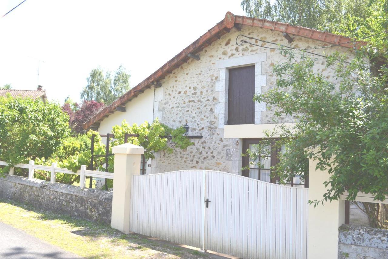 Les Bruyeres Gite Montbron Buitenkant foto